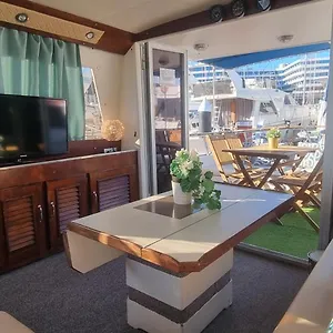 https://beautiful-and-comfy-boat-in-barcelona.topbarcelonahotels.com